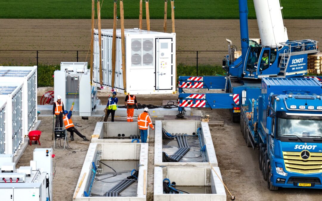 BESS-containers arriveren op projectlocatie in Dronten